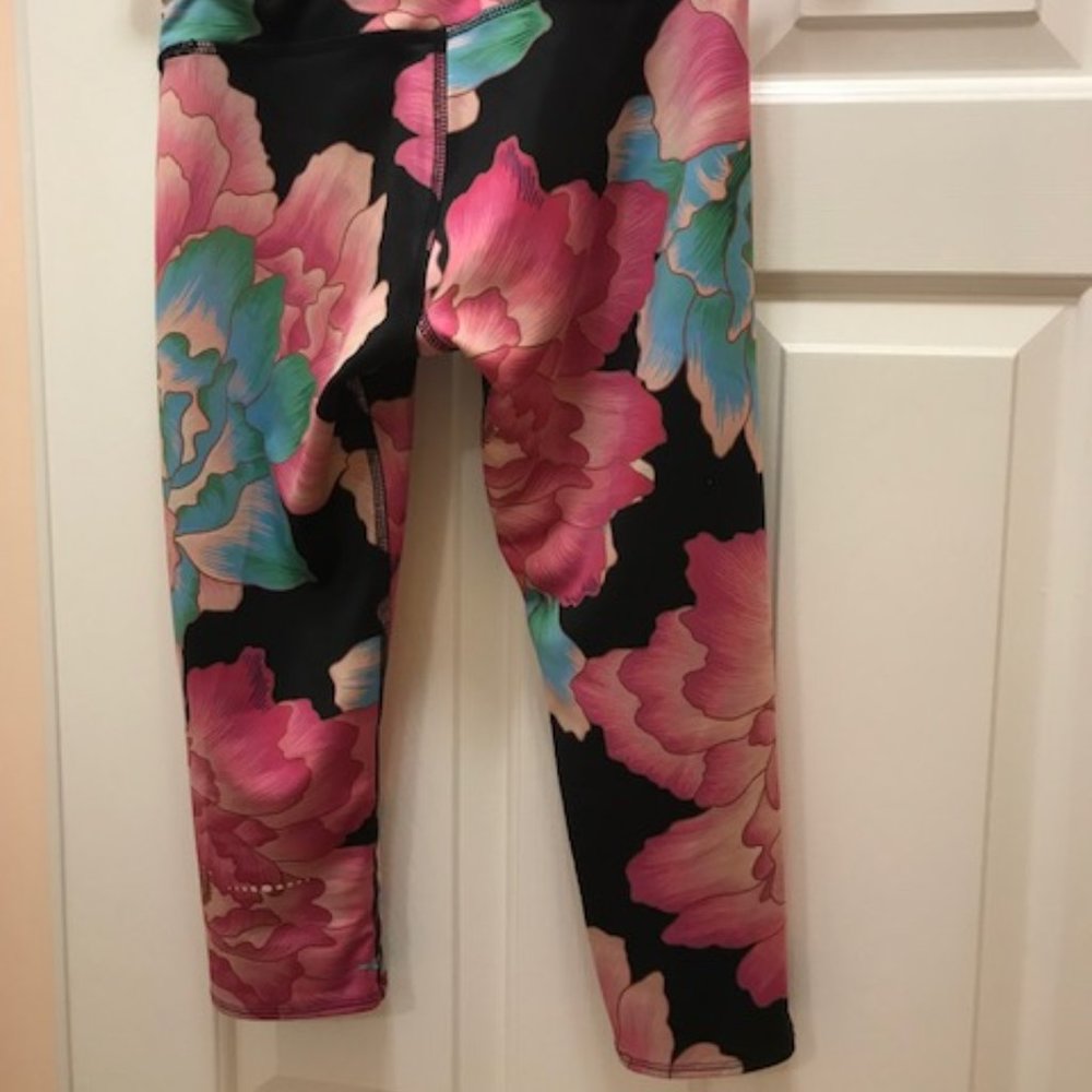 Onzie mid rise capri leggings